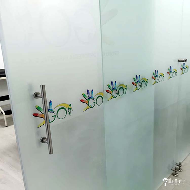 Vinilo frosted, vinilo frosted impreso, vinilo frosted para vidrio, vinilo frosted bogota, vinilo adhesivo frosted, instalación vinilo frosted